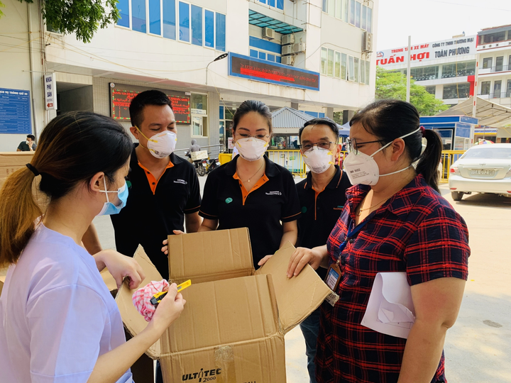 Tập thể nhân viên Siemens Healthineers tặng đồ chống dịch cho y bác sĩ Bắc Giang - 2