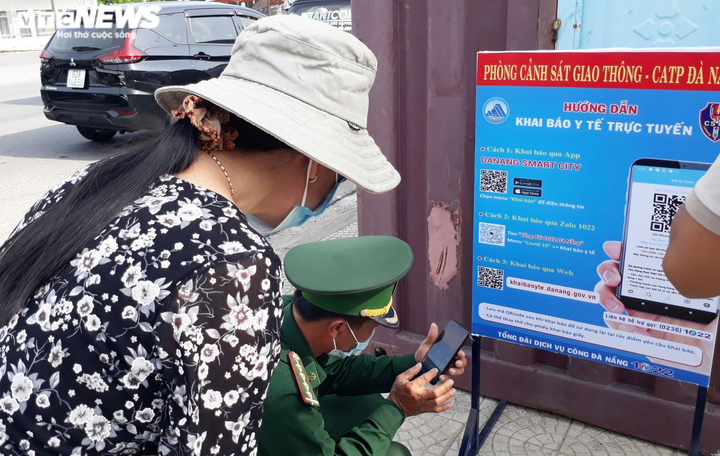 Ảnh: Chốt kiểm soát dịch COVID-19 ở Đà Nẵng quá tải, người và xe ken kín - 6