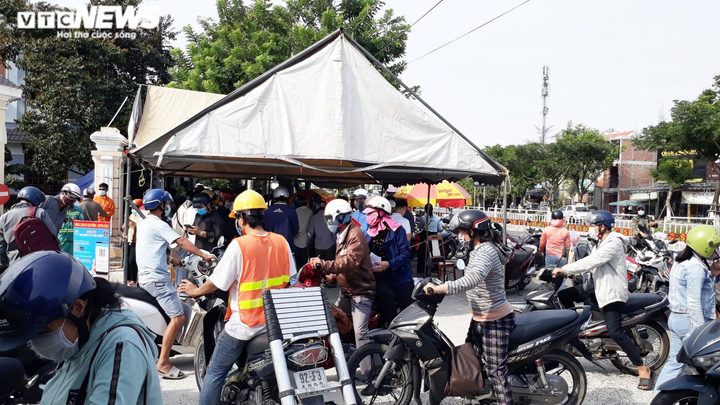 Ảnh: Chốt kiểm soát dịch COVID-19 ở Đà Nẵng quá tải, người và xe ken kín - 4