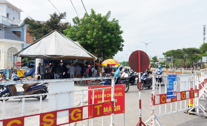 Ảnh: Chốt kiểm soát dịch COVID-19 ở Đà Nẵng quá tải, người và xe ken kín - 2