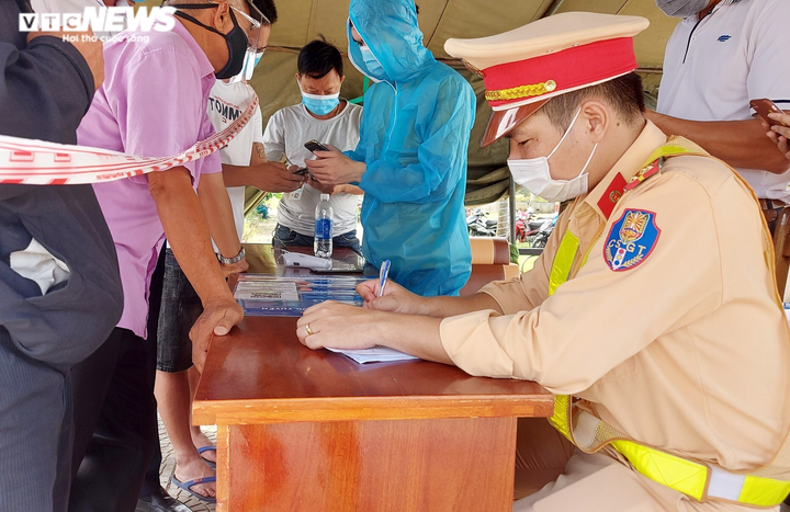 Ảnh: Chốt kiểm soát dịch COVID-19 ở Đà Nẵng quá tải, người và xe ken kín - 7