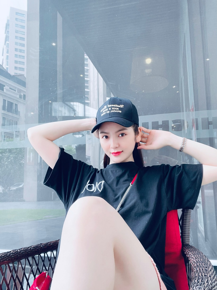 Bạn gái tin đồn mới nhất của Quang Hải: Vóc dáng và làn da 'không đùa được đâu' - 4