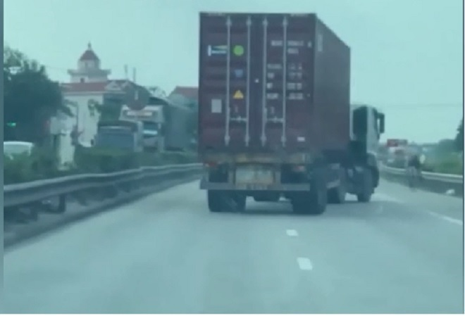 Clip: Xe container đánh võng trên Quốc lộ 5 để trốn chạy CSGT - 1