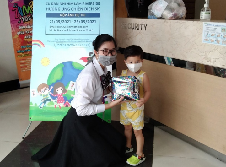 'Cư dân nhí' tại các khu căn hộ Him Lam Land chung tay phòng chống dịch COVID-19 - 1