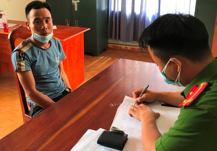 Bắt giữ kẻ ngáo đá đập phá đồ đạc trong nhà, tàng trữ 'hàng nóng' - 1