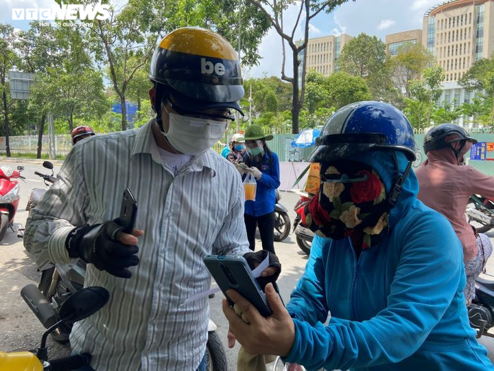 Nhiều người lúng túng trong ngày đầu khai báo y tế điện tử ra vào quận Gò Vấp - 14