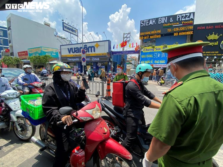 Nhiều người lúng túng trong ngày đầu khai báo y tế điện tử ra vào quận Gò Vấp - 13