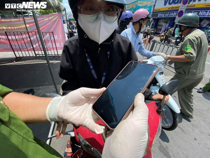 Nhiều người lúng túng trong ngày đầu khai báo y tế điện tử ra vào quận Gò Vấp - 9