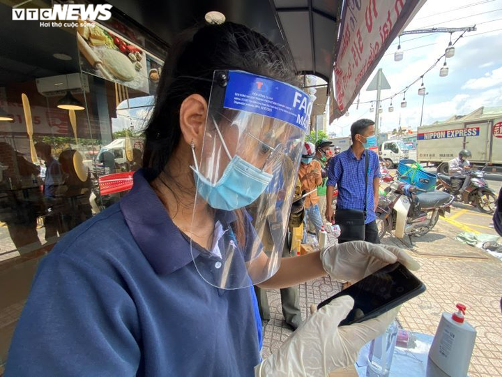 Nhiều người lúng túng trong ngày đầu khai báo y tế điện tử ra vào quận Gò Vấp - 10