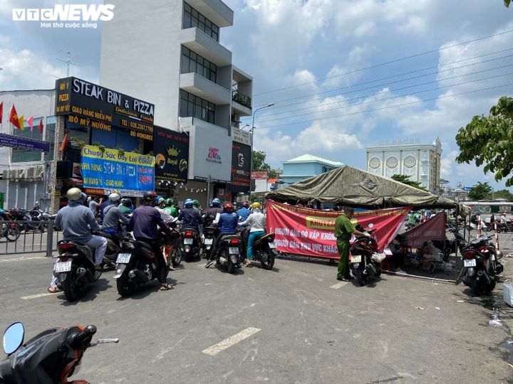 Nhiều người lúng túng trong ngày đầu khai báo y tế điện tử ra vào quận Gò Vấp - 1