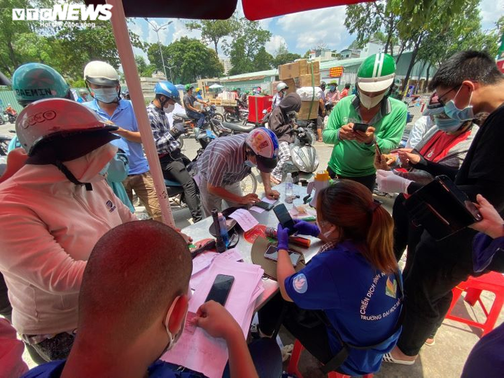 Nhiều người lúng túng trong ngày đầu khai báo y tế điện tử ra vào quận Gò Vấp - 4