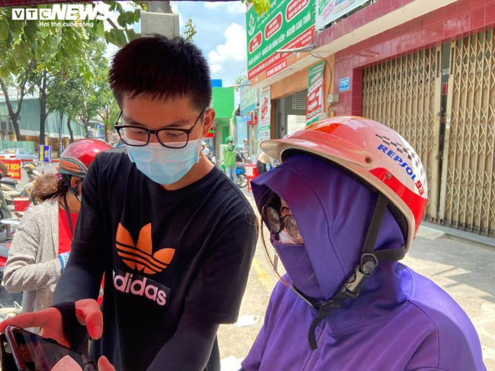 Nhiều người lúng túng trong ngày đầu khai báo y tế điện tử ra vào quận Gò Vấp - 6