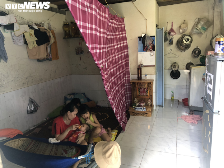 Nữ công nhân dằn lòng cắt bớt bữa ăn giữa tâm dịch Gò Vấp - 4