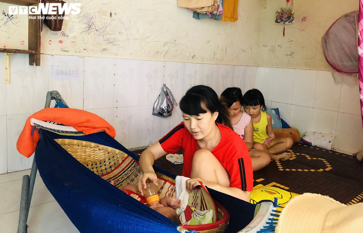 Nữ công nhân dằn lòng cắt bớt bữa ăn giữa tâm dịch Gò Vấp - 3