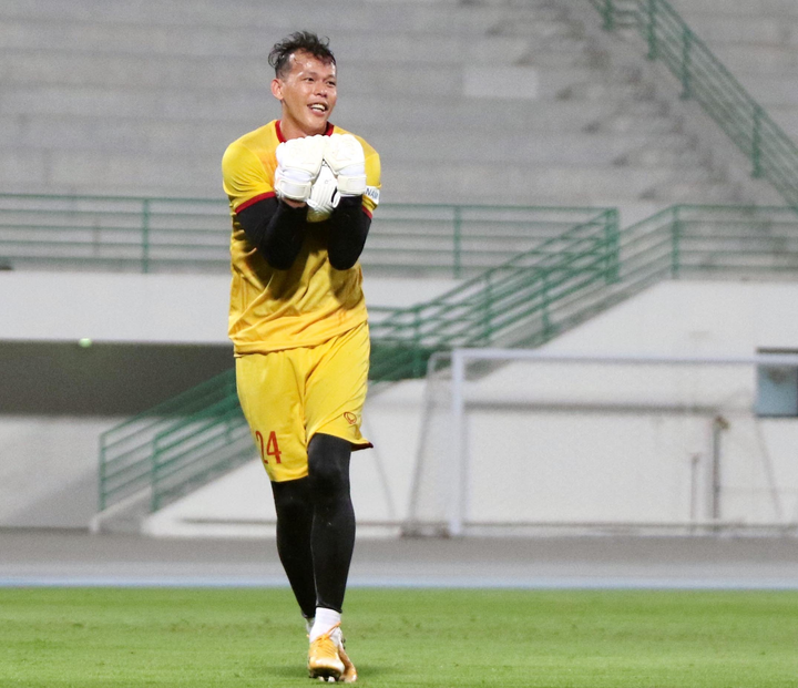 Tấn Trường: 'Văn Lâm sang UAE cũng chưa chắc được bắt chính' - 2