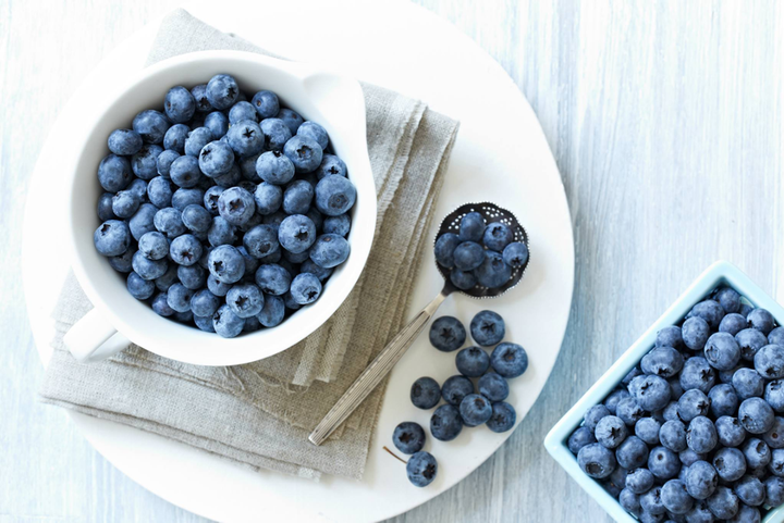 Quả việt quất cung cấp chất chống oxy hóa chống lại các gốc tự do gây hại cho da.