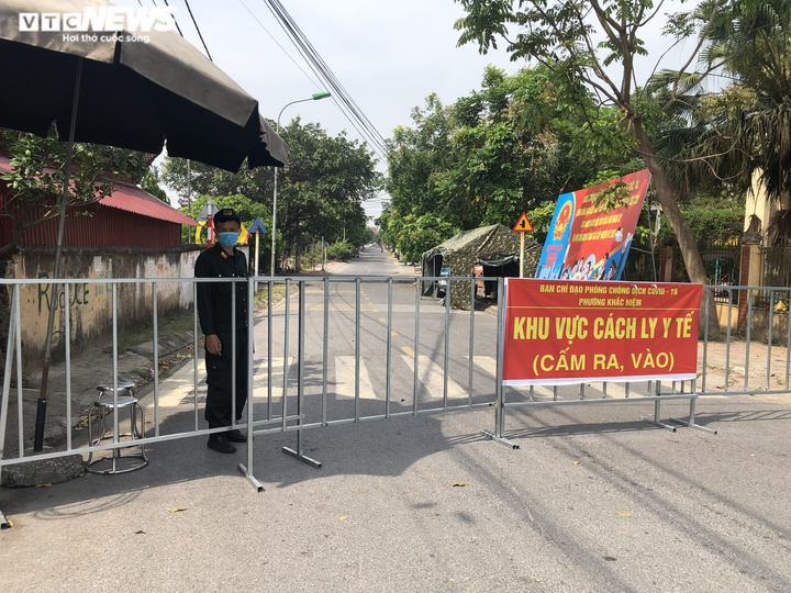 Ra đường khi không cần thiết, hơn 100 người ở vùng dịch Bắc Ninh bị xử phạt - 3