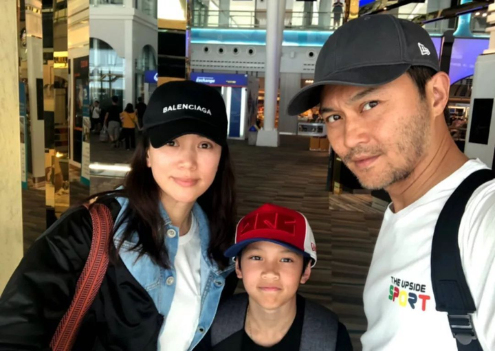 Phụ huynh đổi nghề suốt 11 năm, hiệu trưởng mời gặp mới biết là minh tinh châu Á - 2