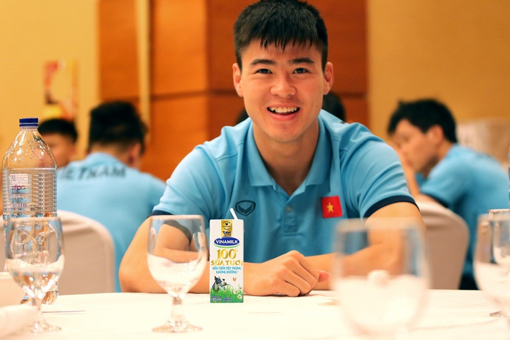 Đội tuyển bóng đá quốc gia bổ sung sữa Vinamilk khi thi đấu tại Dubai - 2