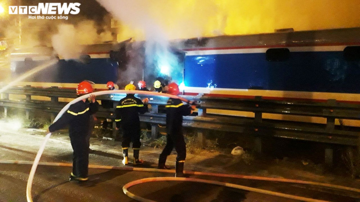 Tàu SE8 bốc cháy dữ dội, hàng chục tấn hàng hóa bị thiêu rụi - 1