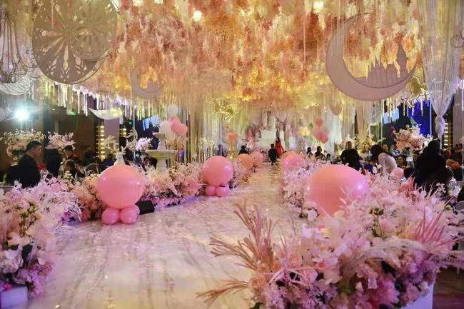 Tiệc sinh nhật linh đình, xa hoa như tiệc cưới của học sinh tiểu học Trung Quốc - 1