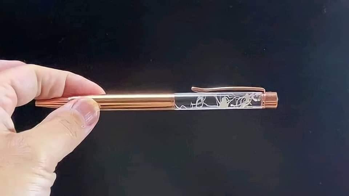 Bút ‘ký sinh trùng’ trang trí bằng giun sống: Quà lưu niệm kinh dị nhất quả đất - 6