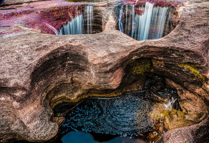 Kỳ lạ dòng sông liên tục đổi màu như cầu vồng, huyền ảo đến mê hoặc - 8