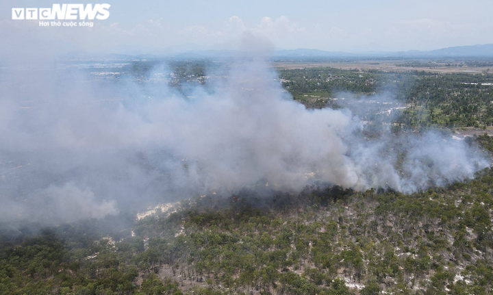 Ảnh: Rừng phòng hộ ven biển cháy dữ dội, cả trăm người căng mình dập lửa - 8