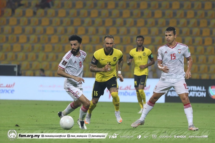 Malaysia thua tan nát, CĐV chỉ trích thái độ của cầu thủ nhập tịch - 1