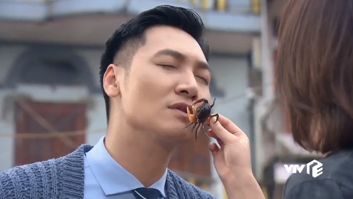 ‘Hương vị tình thân’ tập 33: Tưởng được Nam hôn, Long suýt bị cua kẹp miệng - 5
