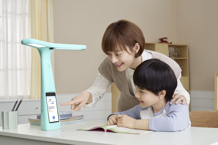 Đèn thông minh giám sát con học gây sốt tại Trung Quốc - 1