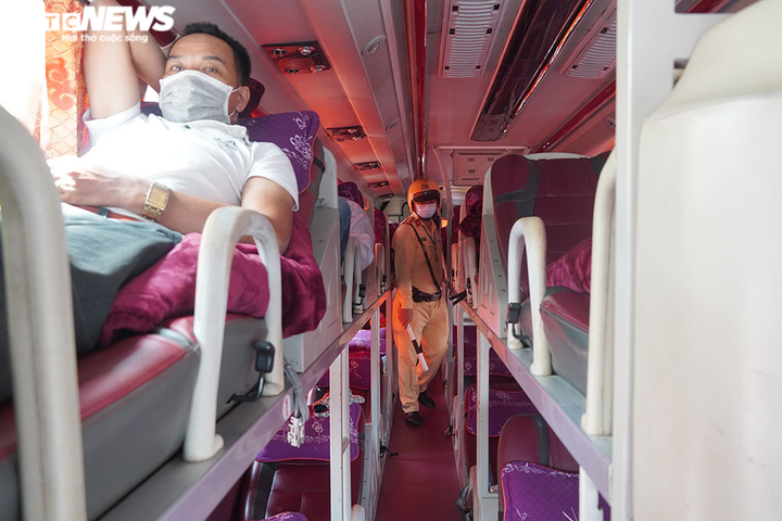 Ảnh: Hà Nội kiểm tra quy định phòng dịch COVID-19 trên các phương tiện công cộng - 11