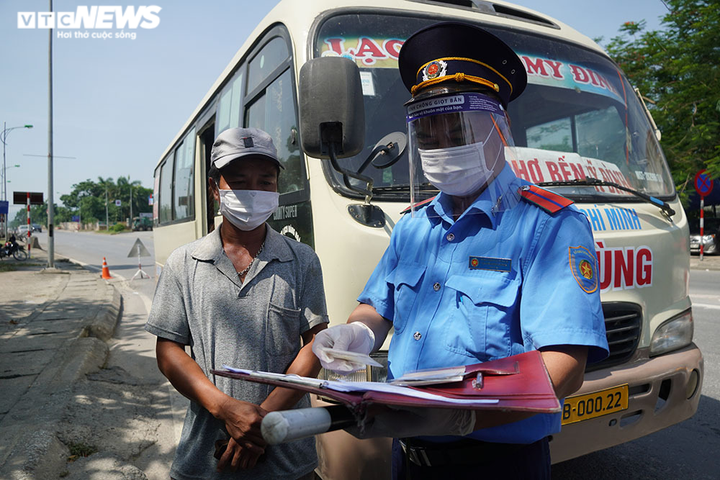 Ảnh: Hà Nội kiểm tra quy định phòng dịch COVID-19 trên các phương tiện công cộng - 5