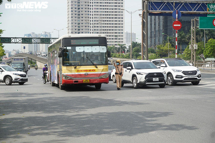 Ảnh: Hà Nội kiểm tra quy định phòng dịch COVID-19 trên các phương tiện công cộng - 6