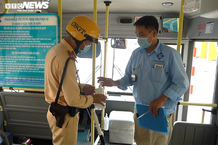 Ảnh: Hà Nội kiểm tra quy định phòng dịch COVID-19 trên các phương tiện công cộng - 7