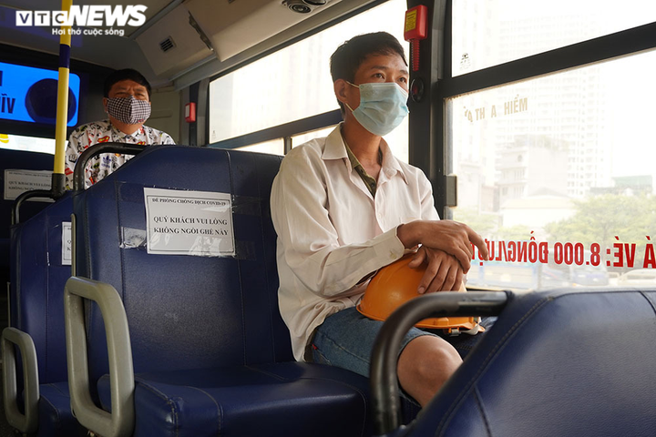 Ảnh: Hà Nội kiểm tra quy định phòng dịch COVID-19 trên các phương tiện công cộng - 8