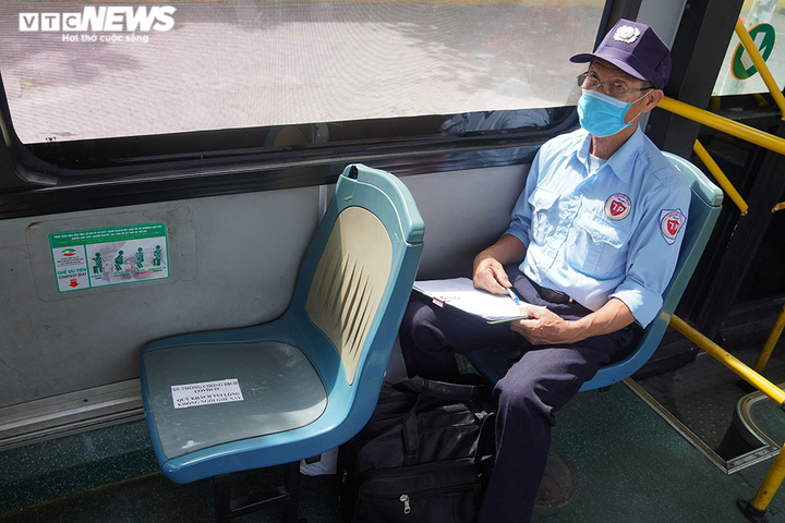 Ảnh: Hà Nội kiểm tra quy định phòng dịch COVID-19 trên các phương tiện công cộng - 9