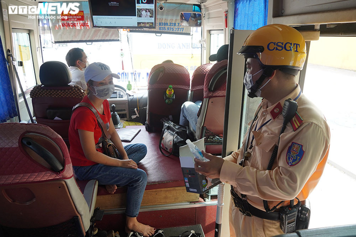 Ảnh: Hà Nội kiểm tra quy định phòng dịch COVID-19 trên các phương tiện công cộng - 10