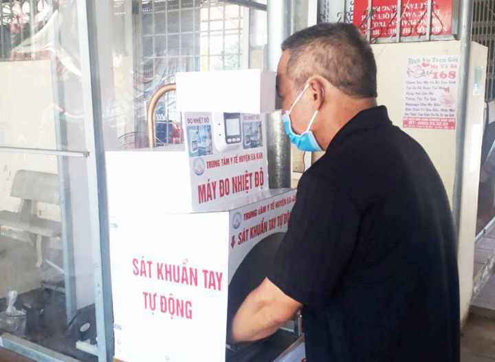 Nhân viên y tế Đắk Lắk chế tạo máy đo thân nhiệt và sát khuẩn tự động - 2