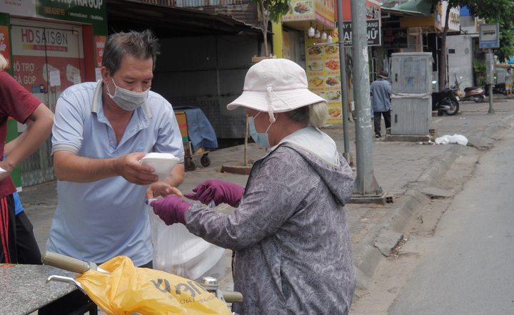 Những câu chuyện ấm tình người giữa tâm dịch Sài Gòn - 3