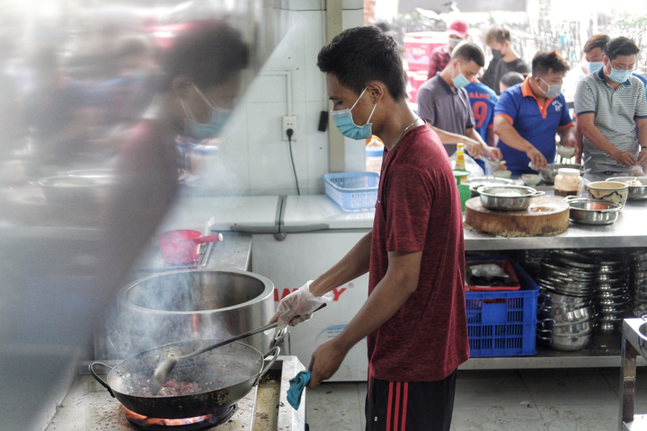 Những câu chuyện ấm tình người giữa tâm dịch Sài Gòn - 2