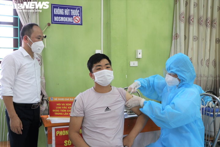 Bắc Giang tiêm vaccine COVID-19 cho 367 thương nhân và lái xe thu mua vải thiều - 1