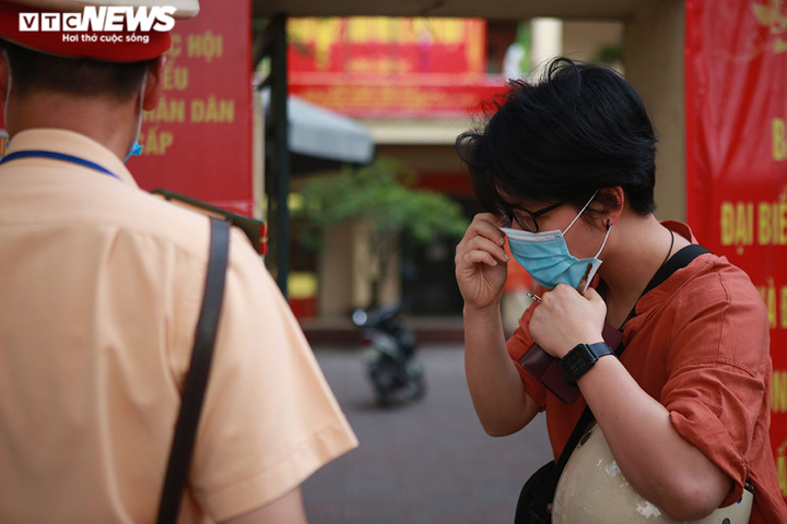 Ảnh: CSGT tuần tra xử phạt người không đeo khẩu trang, giải tán đám đông - 3