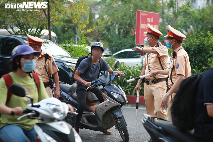Ảnh: CSGT tuần tra xử phạt người không đeo khẩu trang, giải tán đám đông - 4