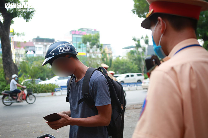 Ảnh: CSGT tuần tra xử phạt người không đeo khẩu trang, giải tán đám đông - 5