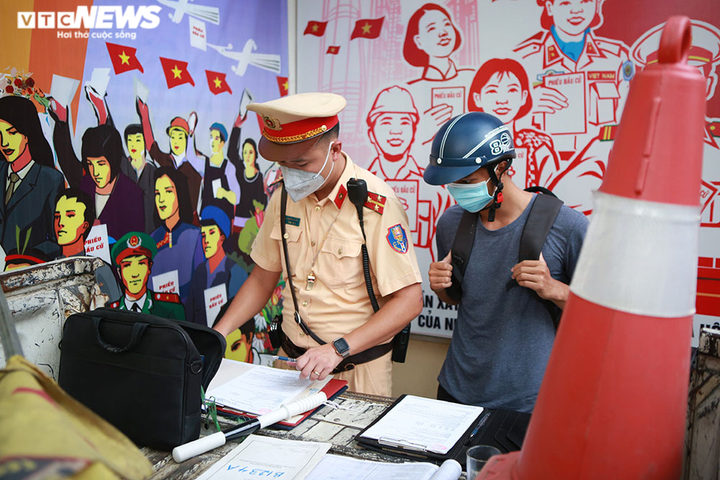 Ảnh: CSGT tuần tra xử phạt người không đeo khẩu trang, giải tán đám đông - 6