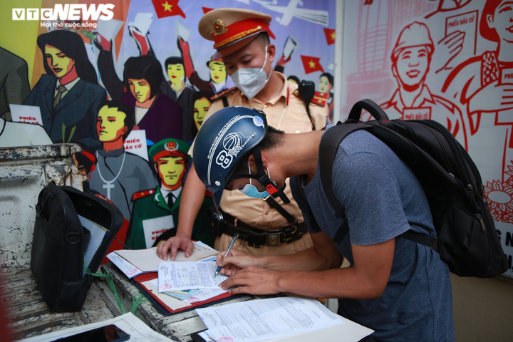 Ảnh: CSGT tuần tra xử phạt người không đeo khẩu trang, giải tán đám đông - 7