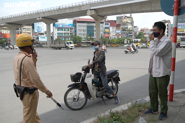 Ảnh: CSGT tuần tra xử phạt người không đeo khẩu trang, giải tán đám đông - 9