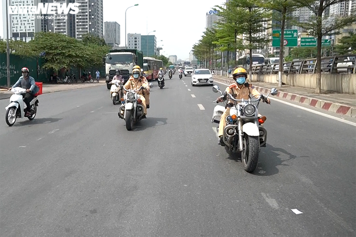 Ảnh: CSGT tuần tra xử phạt người không đeo khẩu trang, giải tán đám đông - 8