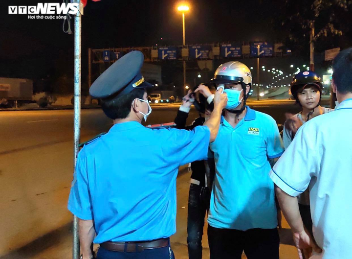 Đồng Nai lập chốt kiểm soát dịch giữa đêm, người từ TP.HCM về phải khai báo y tế - 5